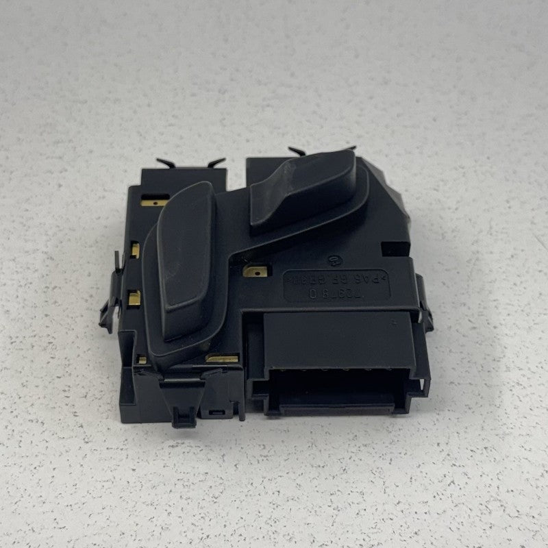 A2048701758 / 204 870 17 58 / 2048701758 08-14 Mercedes W204 C250 Passenger Right Front Seat Control Switch OEM