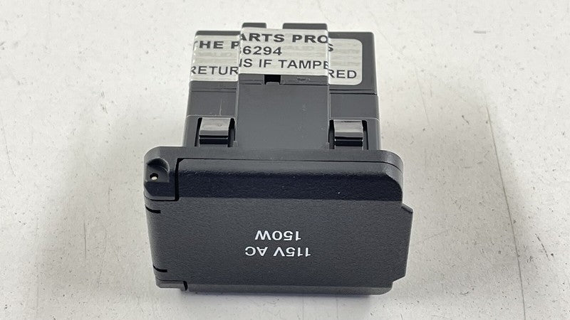 0008206251 / A0008206251 / A 000 820 62 51 6251 10-13 MERCEDES BENZ S550 W221 115V AC 150W SOCKET OUTLET PORT 0008206251