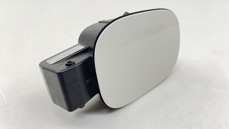 4W0.809.857.A / 4W0 809 857 A / 4W0809857A 13-18 BENTLEY FLYING SPUR FUEL TANK GAS CAP DOOR LID WHITE 4W0.809.857.A OEM