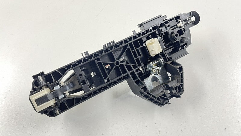 2047601634 / A2047601634 / A 204 760 16 34 1634 08-14 MERCEDES W204 W212 C E CLASS RIGHT FRONT OR REAR DOOR HANDLE WHITE