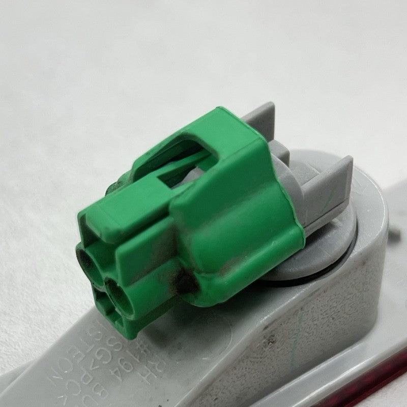 92195247 10-15 CHEVROLET CAMARO SS PASSENGER RIGHT REAR BUMPER SIDE REFLECTOR MARKER OEM