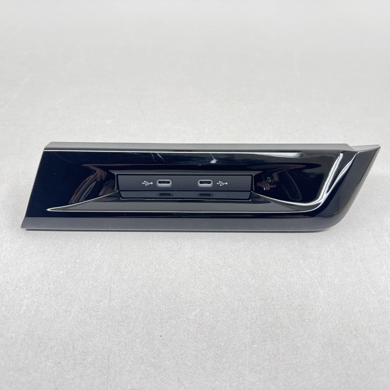 5NA-035-700 / 5NA 035 700 / 5NA035700 22-25 VOLKSWAGEN GOLF R MK8 DUAL INPUT TYPE C CHARGING PORT W/TRIM 5NA035700 OEM