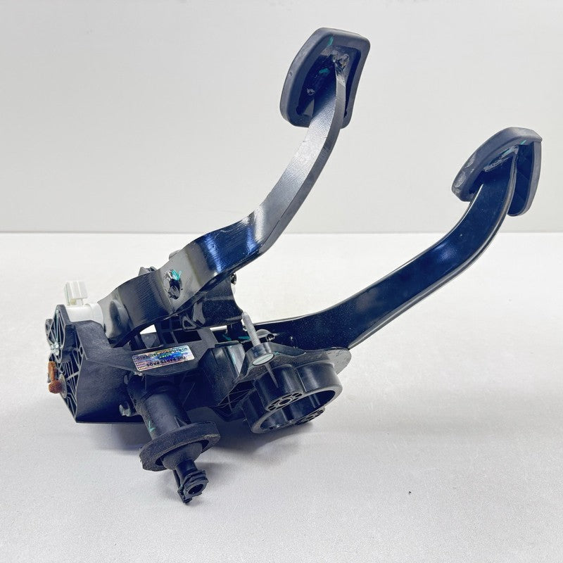 8514 4646 / 85144646 22-25 CADILLAC CT5 V BLACKWING MANUAL TRANS CLUTCH BRAKE PEDAL ASSEMBLY OEM