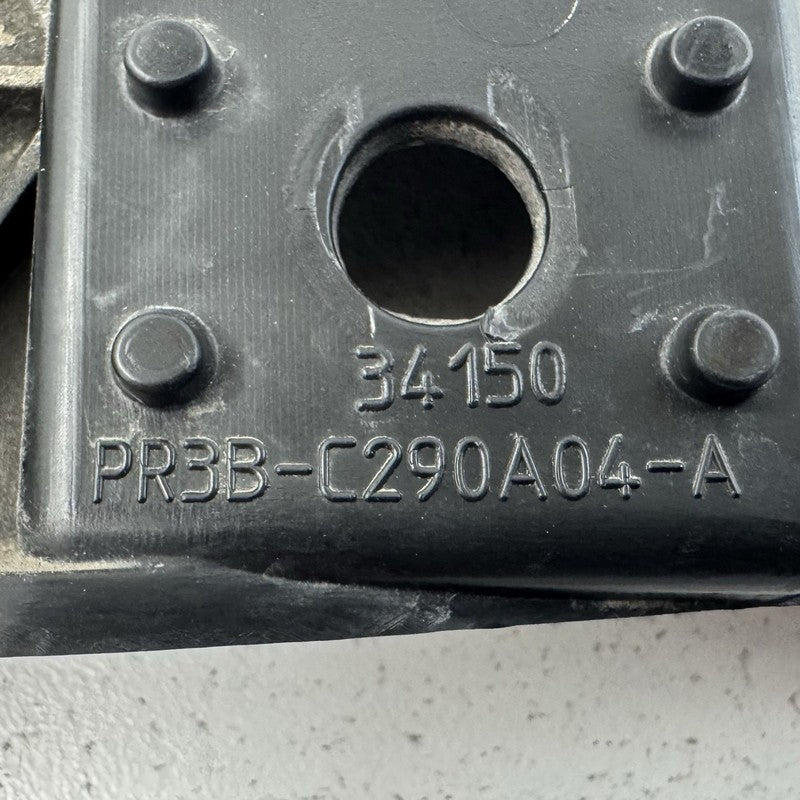 PR3B C290A04 A / PR3BC290A04A 24-26 Ford Mustang Right Rear Rocker Panel Side Skirt Retainer Bracket OEM