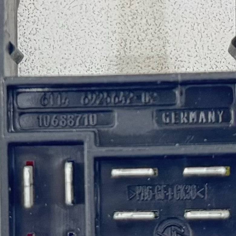 6 925 642 / 6925642 06-10 BMW M6 E63 E64 Reserve Spare Extra Fuse Carrier Housing 6925642 OEM