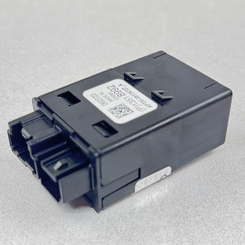 1351 8992 / 13518992 22-24 CADILLAC CT5 V BLACKWING CENTER CONSOLE USB PORT SOCKET 13518992 OEM