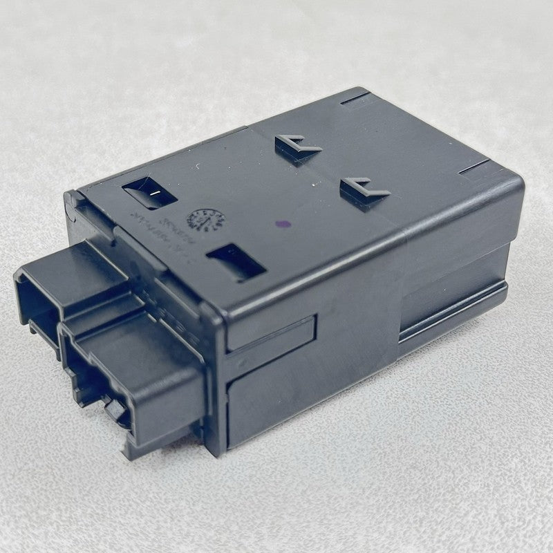 1351 8992 / 13518992 22-24 CADILLAC CT5 V BLACKWING CENTER CONSOLE USB PORT SOCKET 13518992 OEM