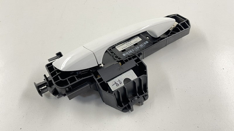 2047601634 / A2047601634 / A 204 760 16 34 1634 08-14 MERCEDES W204 W212 C E CLASS RIGHT FRONT OR REAR DOOR HANDLE WHITE