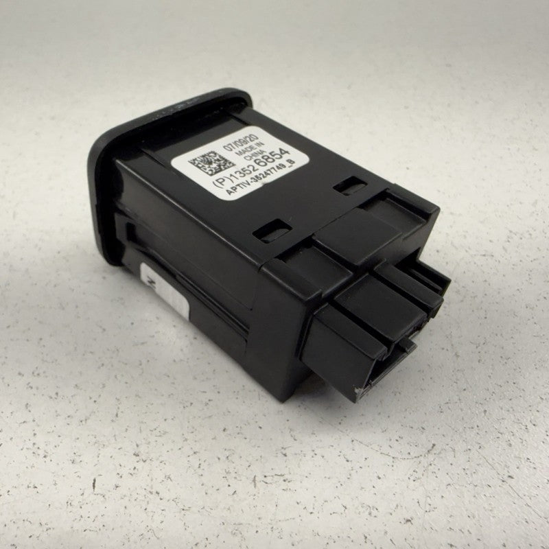 2021 Chevrolet Camaro ZL1 Center Console USB Port Auxiliary Jack 13526