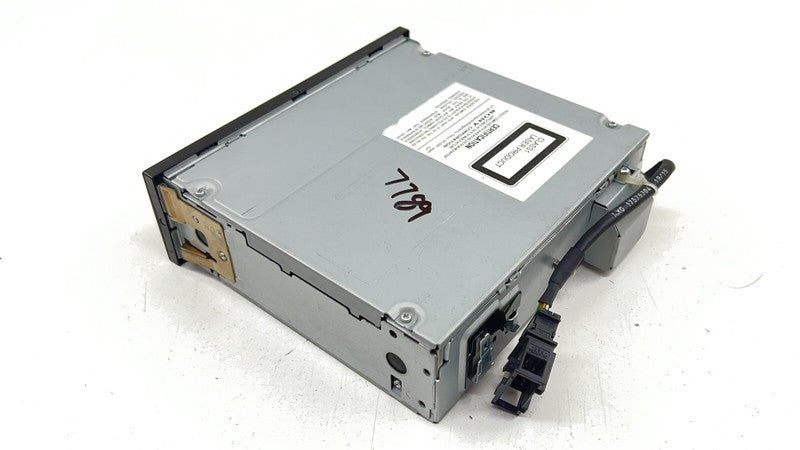 3W0 035 110 B / 3W0035110B 13-18 BENTLEY FLYING SPUR SONY MULTIMEDIA CD CHANGER PLAYER 3W0 035 110 B OEM