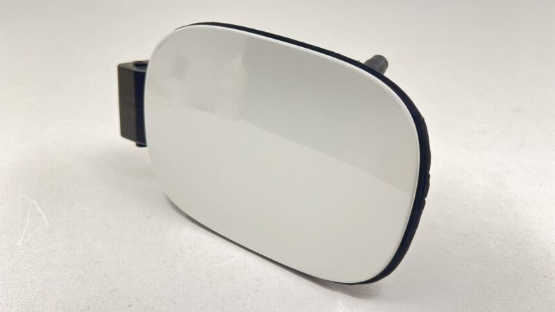 4W0.809.857.A / 4W0 809 857 A / 4W0809857A 13-18 BENTLEY FLYING SPUR FUEL TANK GAS CAP DOOR LID WHITE 4W0.809.857.A OEM