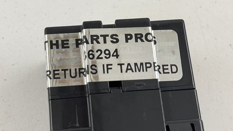 0008206251 / A0008206251 / A 000 820 62 51 6251 10-13 MERCEDES BENZ S550 W221 115V AC 150W SOCKET OUTLET PORT 0008206251