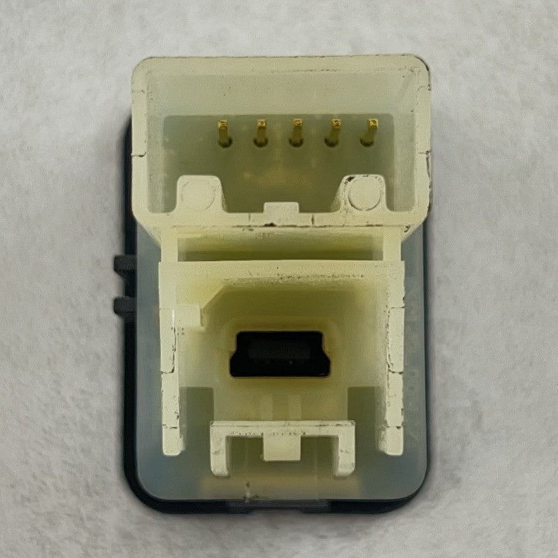 25832462 12-15 CHEVROLET CAMARO ZL1 CENTER CONSOLE USB PORT SOCKET 25832462 OEM