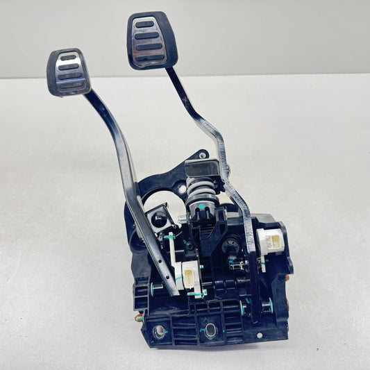 8514 4646 / 85144646 22-25 CADILLAC CT5 V BLACKWING MANUAL TRANS CLUTCH BRAKE PEDAL ASSEMBLY OEM