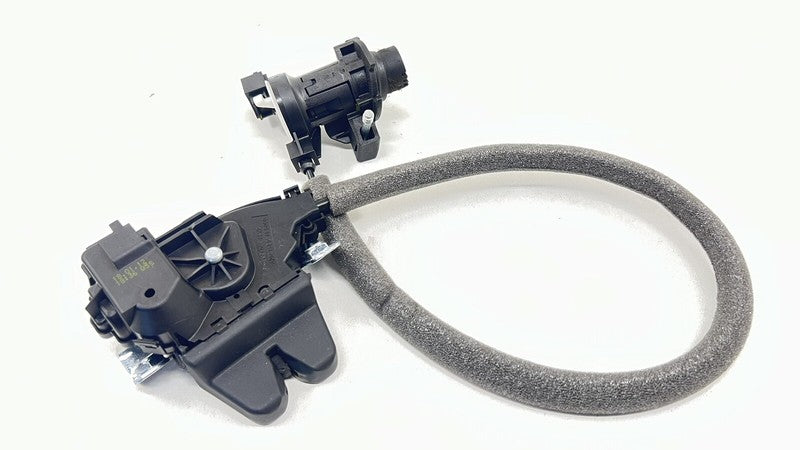 A 204 750 01 85 0185 / A2047500185 / 2047500185 12-18 MERCEDES BENZ CLS550 W218 TRUNK LID POWER LATCH LOCK ACTUATOR OEM