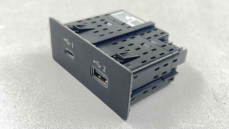 284H3-6RA2A / 284H3 6RA2A / 284H36RA2A 22-25 NISSAN Z DUAL INPUT USB AND TYPE C CHARGING PORT 284H3-6RA2A OEM