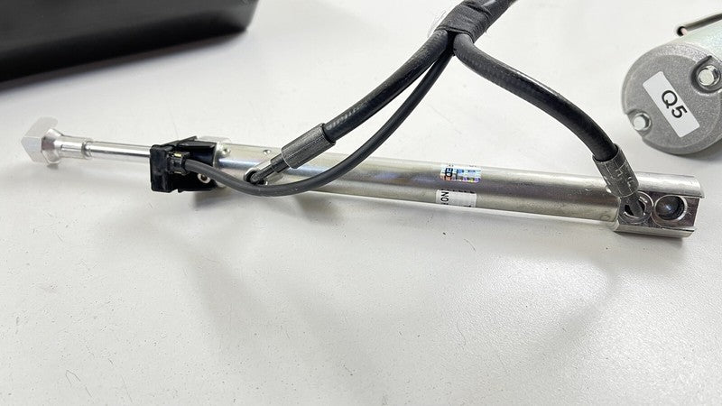 2218001548 / A2218001548 / A 221 800 15 48 1548 07-13 MERCEDES BENZ S550 W221 REAR TRUNK HYDRAULIC PULL DOWN CLOSE PUMP 