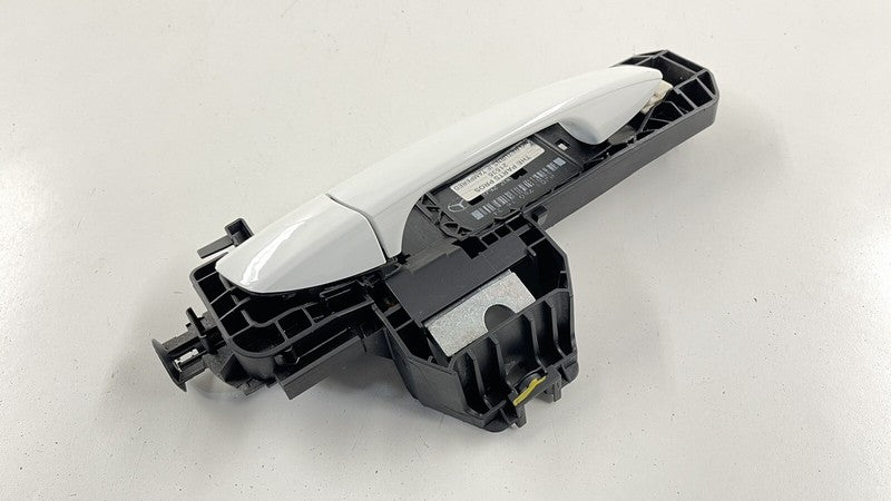2047601634 / A2047601634 / A 204 760 16 34 1634 08-14 MERCEDES W204 W212 C E CLASS RIGHT FRONT OR REAR DOOR HANDLE WHITE