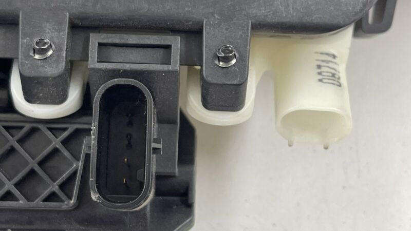 1667500693 / A1667500693 / A 166 750 06 93 0693 13-16 MERCEDES GL350 X166 TAILGATE RELEASE HANDLE SWITCH W/ REAR VIEW CA