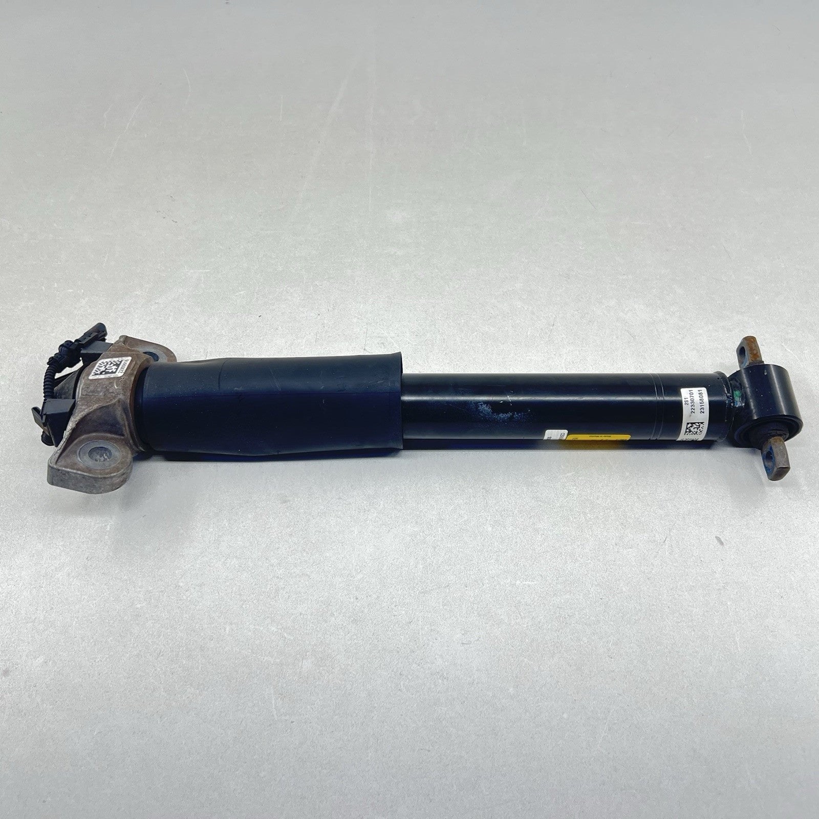 KR3C-18W003-TA / KR3C 18W003 TA / KR3C18W003TA 24-25 FORD MUSTANG DARK HORSE RIGHT REAR SHOCK ABSORBER KR3C-18W003-TA OE