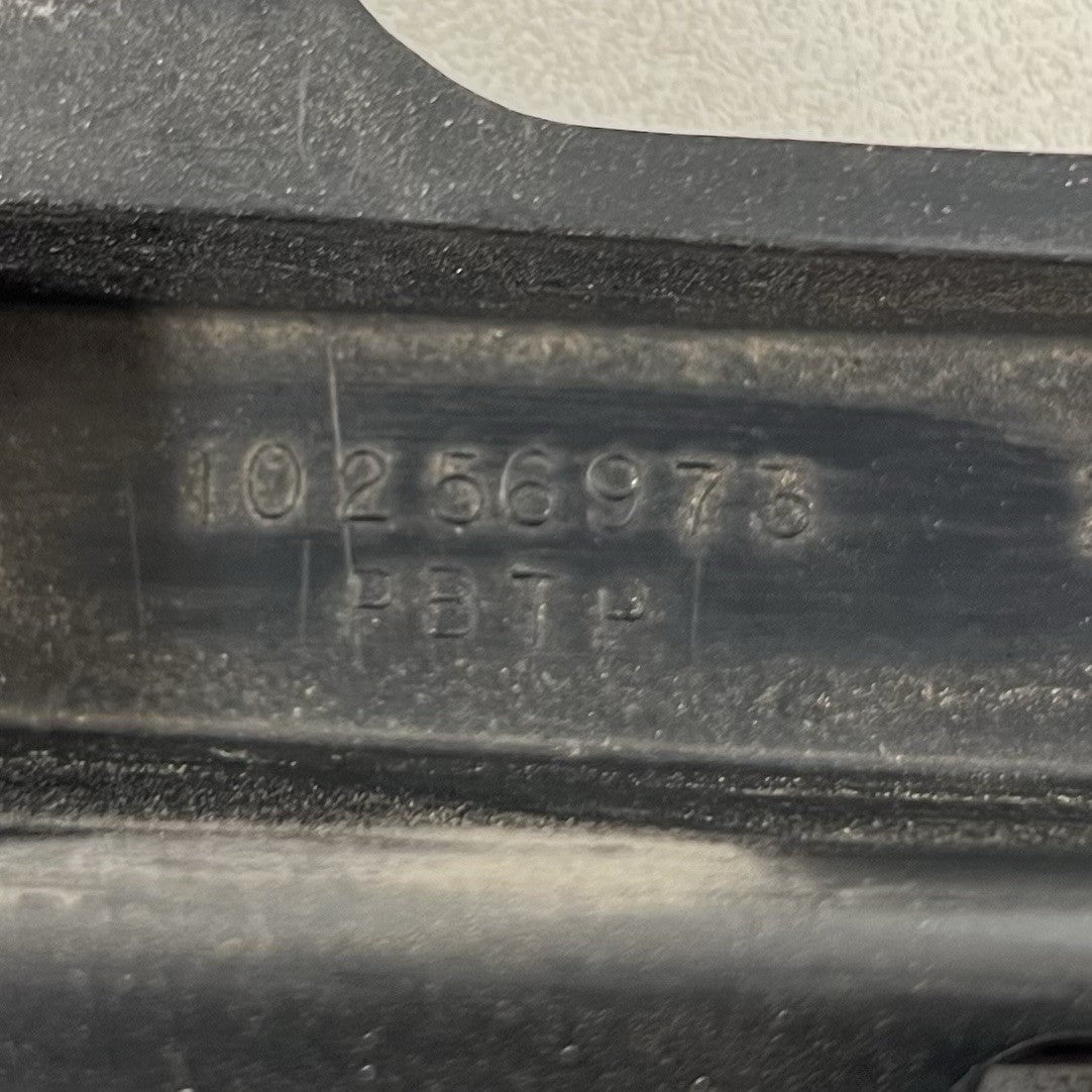 10256973 01-04 CORVETTE C5 Z06 FRONT UPPER FASCIA RETAINER SUPPORT BRACKET 10256973 OEM