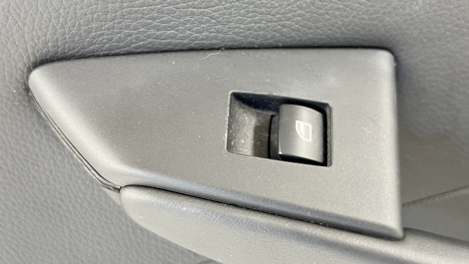 7458160 / 7 458 160 06-10 BMW M6 E63 E64 PASSENGER RIGHT DOOR PANEL TRIM LEATHER BLACK 7458160 OEM