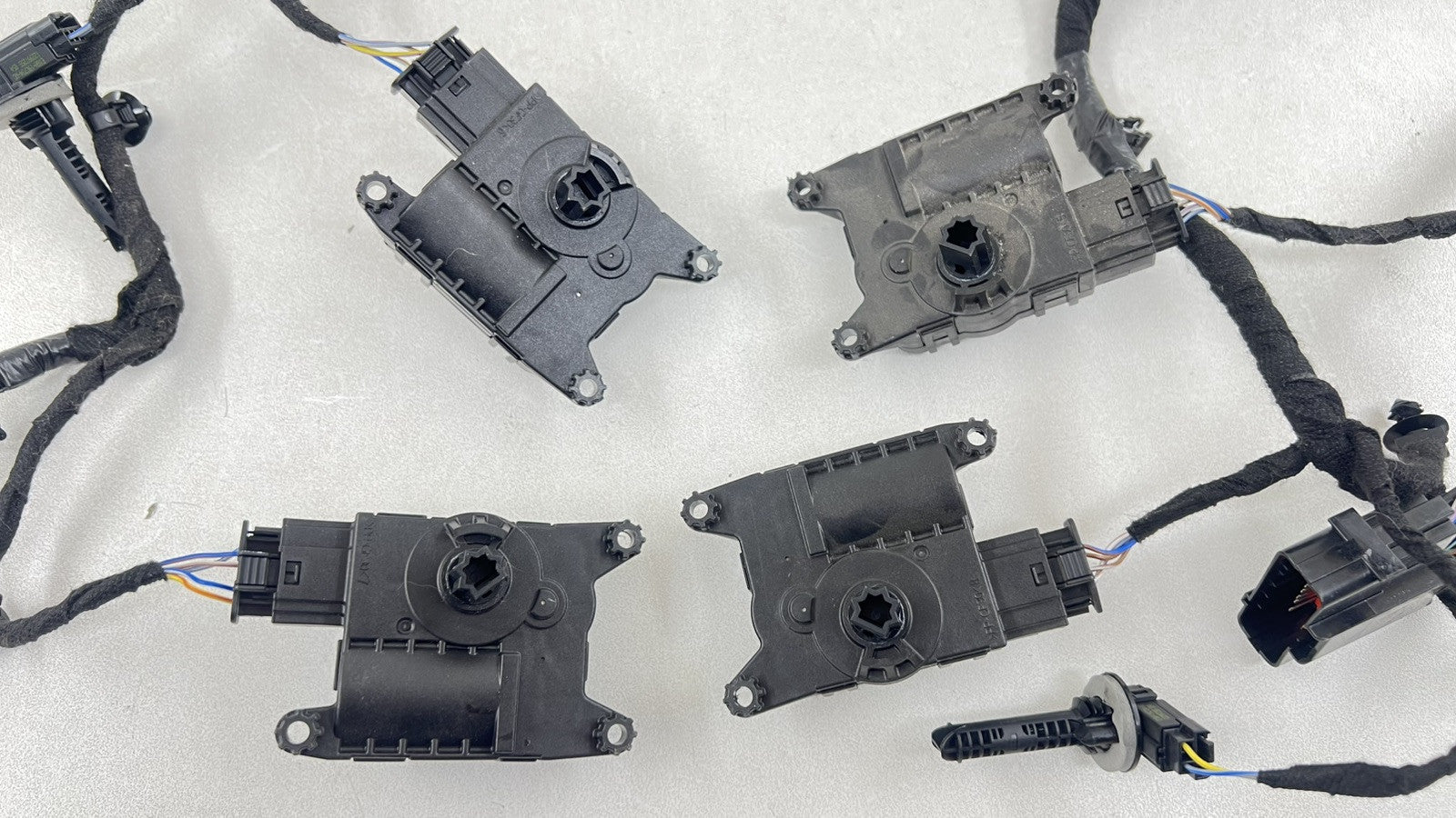 PR3T-18B574-BC / PR3T 18B574 BC / PR3T18B574BC 24-25 FORD MUSTANG GT HVAC BOX HEATER AC FLAP MOTOR AIR MIX ACTUATOR SET 