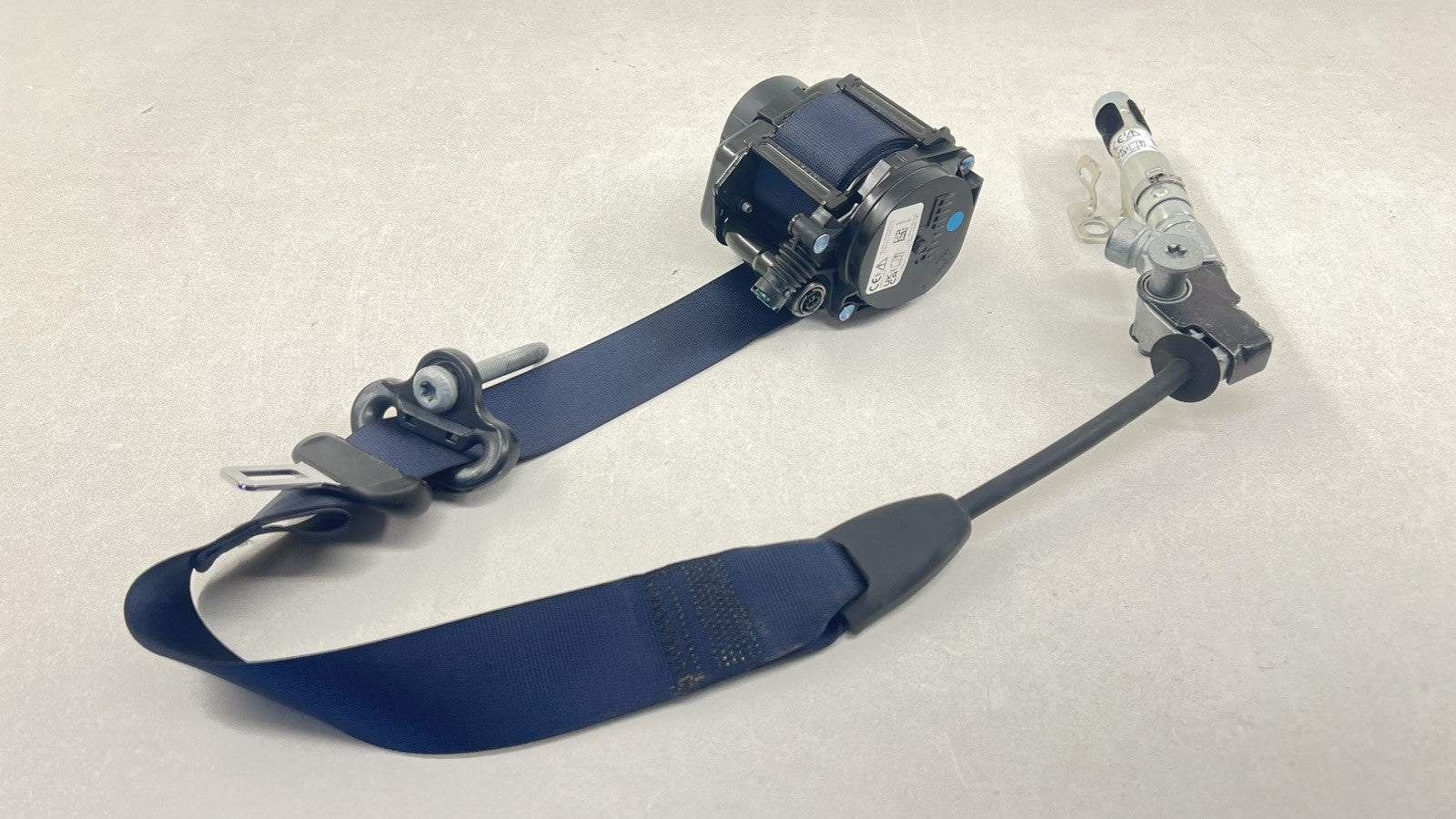 661153300A 24-25 FORD MUSTANG DARK HORSE RIGHT FRONT SEATBELT SEAT BELT RETRACTOR OEM