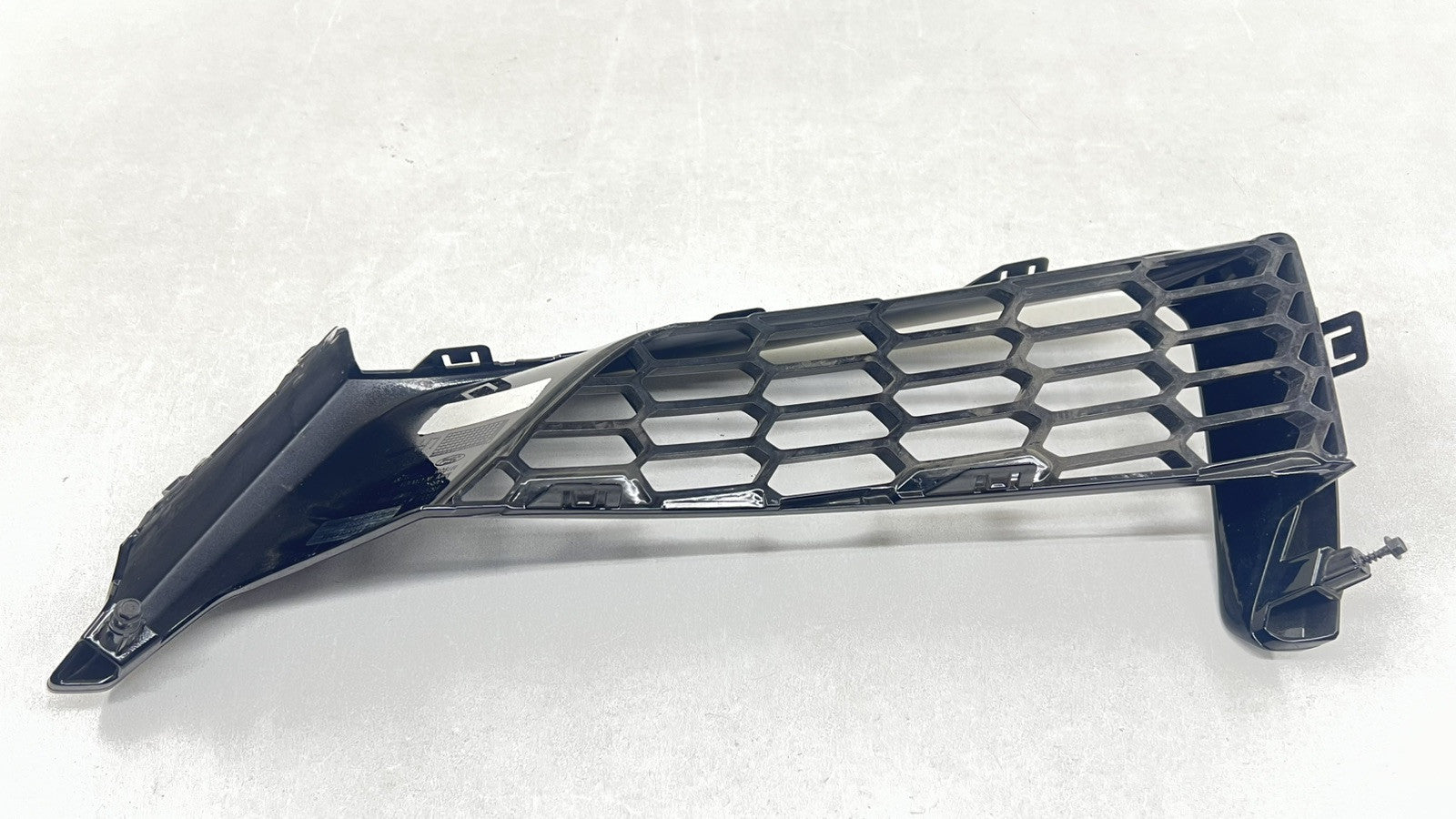 PR3B-8D041-BA / PR3B 8D041 BA / PR3B8D041BA 24-25 FORD MUSTANG DARK HORSE LEFT FRONT BUMPER LOWER GRILLE AIR VENT TRIM O