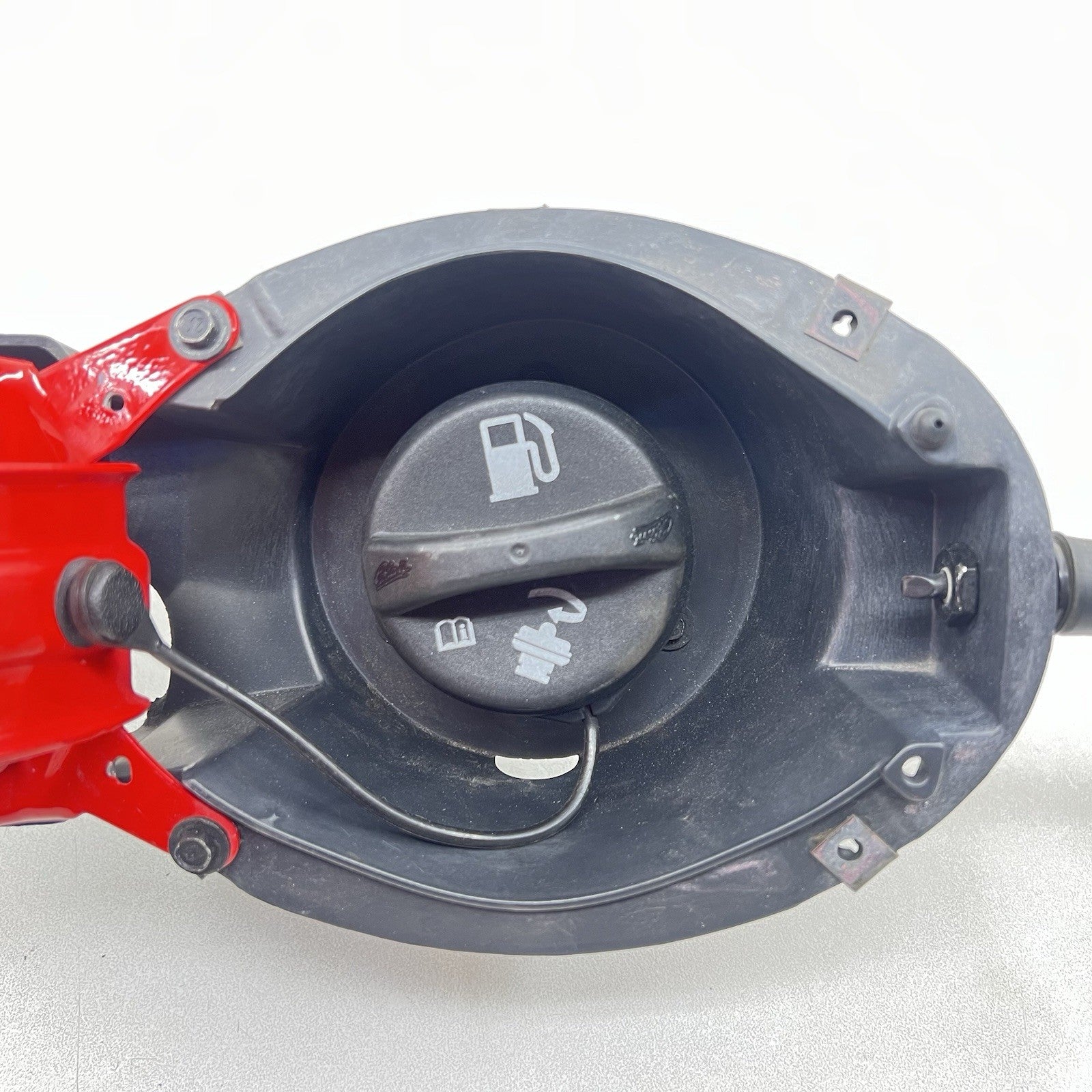 10401497 97-04 CHEVROLET CORVETTE C5 FUEL TANK GAS CAP DOOR LID ASSEMBLY 10401497 OEM