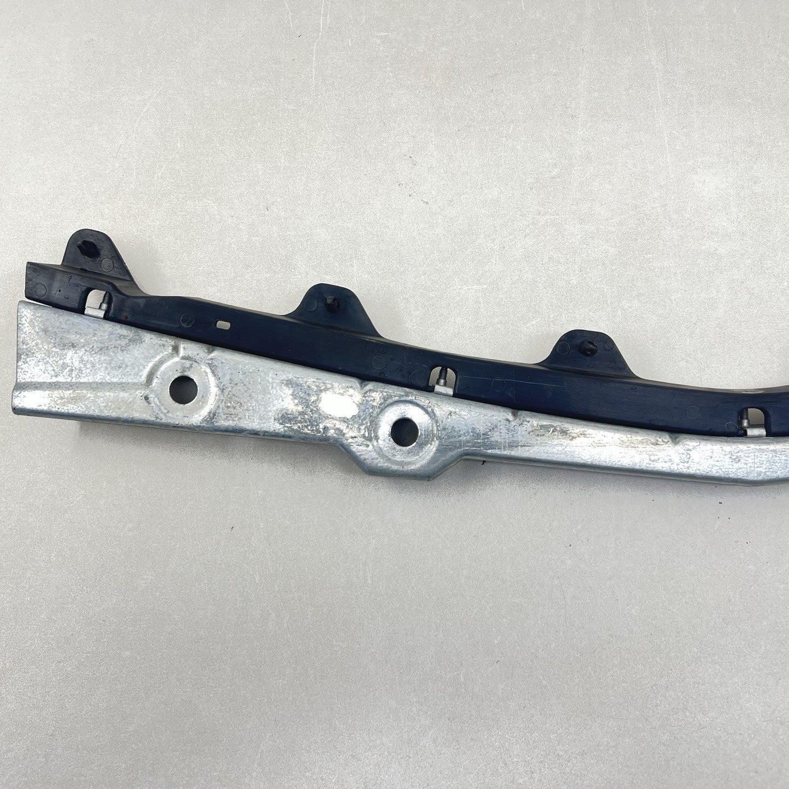 10256973 01-04 CORVETTE C5 Z06 FRONT UPPER FASCIA RETAINER SUPPORT BRACKET 10256973 OEM