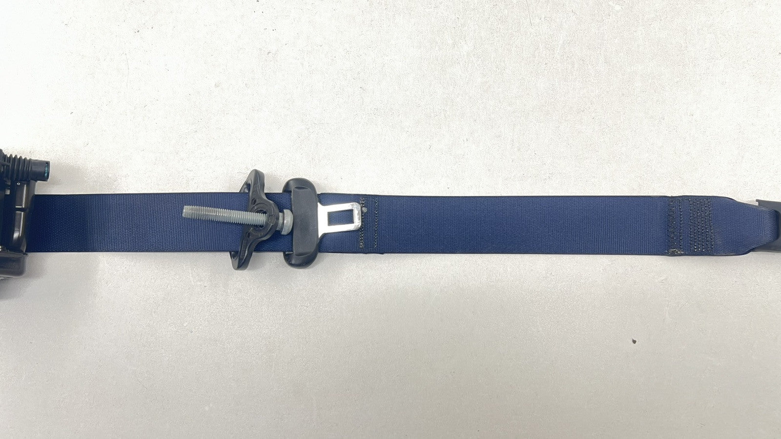 661153300A 24-25 FORD MUSTANG DARK HORSE RIGHT FRONT SEATBELT SEAT BELT RETRACTOR OEM