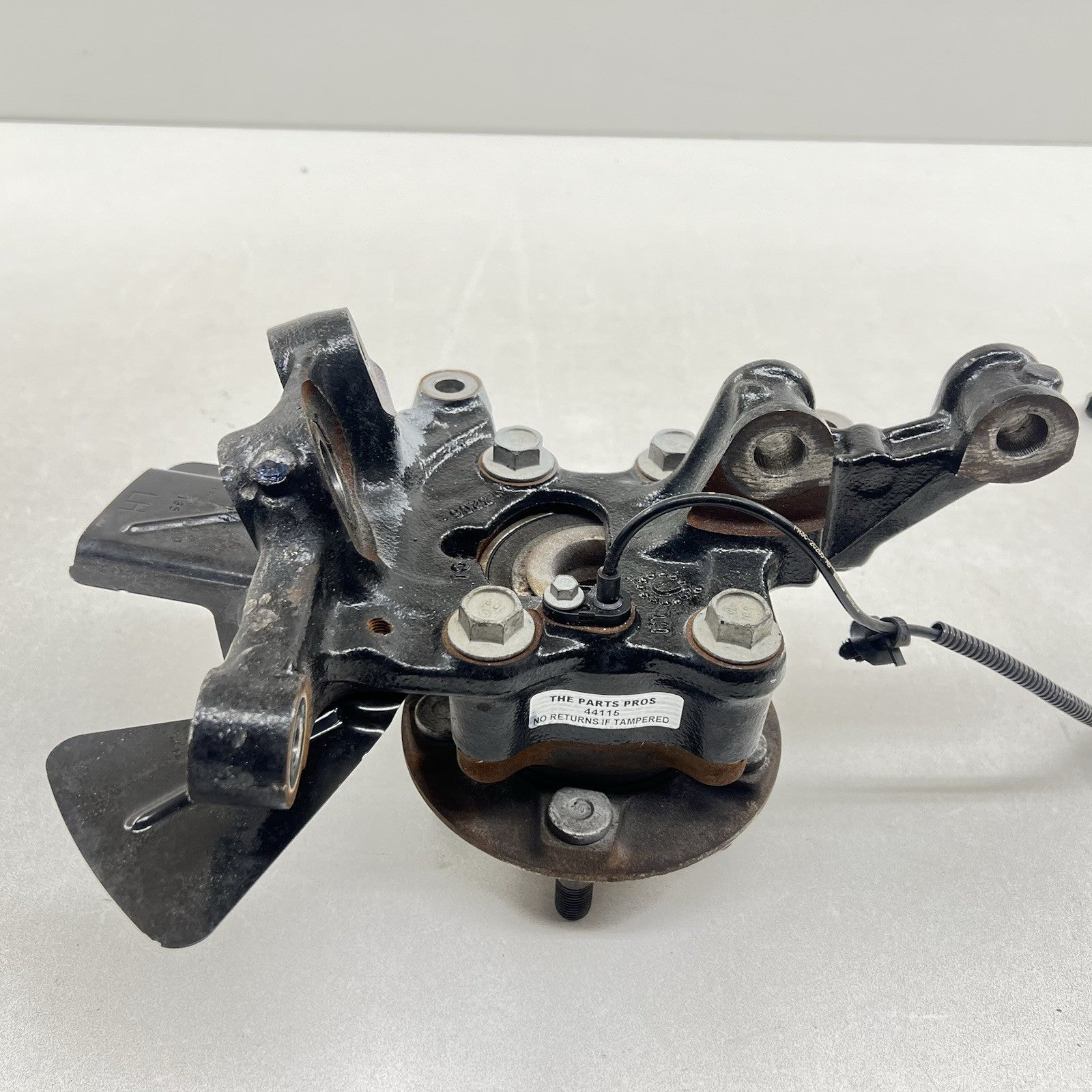 R3C-3K171-A / R3C 3K171 A / R3C3K171A 24-25 FORD MUSTANG PERFORMANCE PACK LEFT FRONT SPINDLE KNUCKLE HUB BEARING OEM