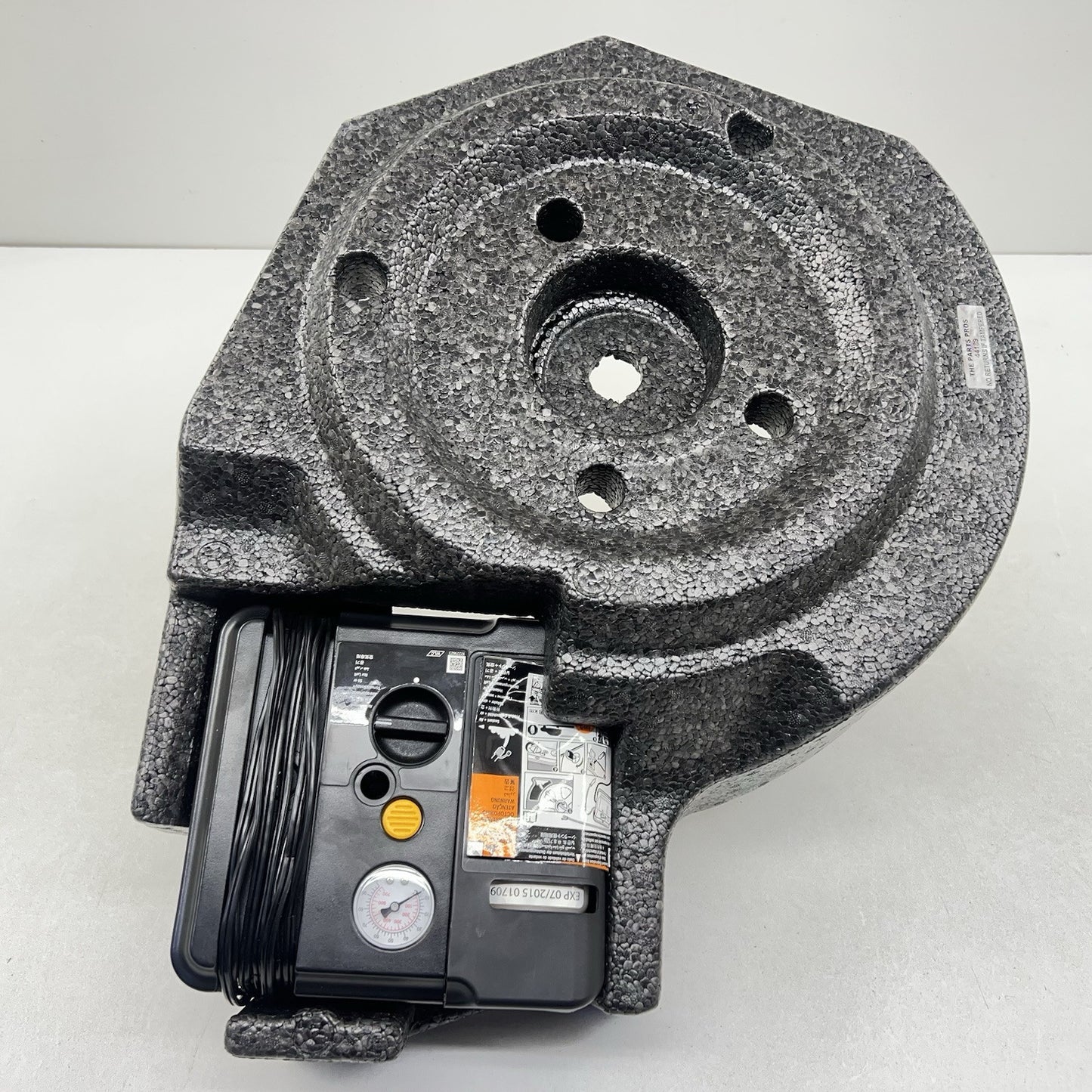 92230763 10-15 CHEVROLET CAMARO SS REAR TRUNK STORAGE FOAM WITH TIRE PUMP 92230763 OEM