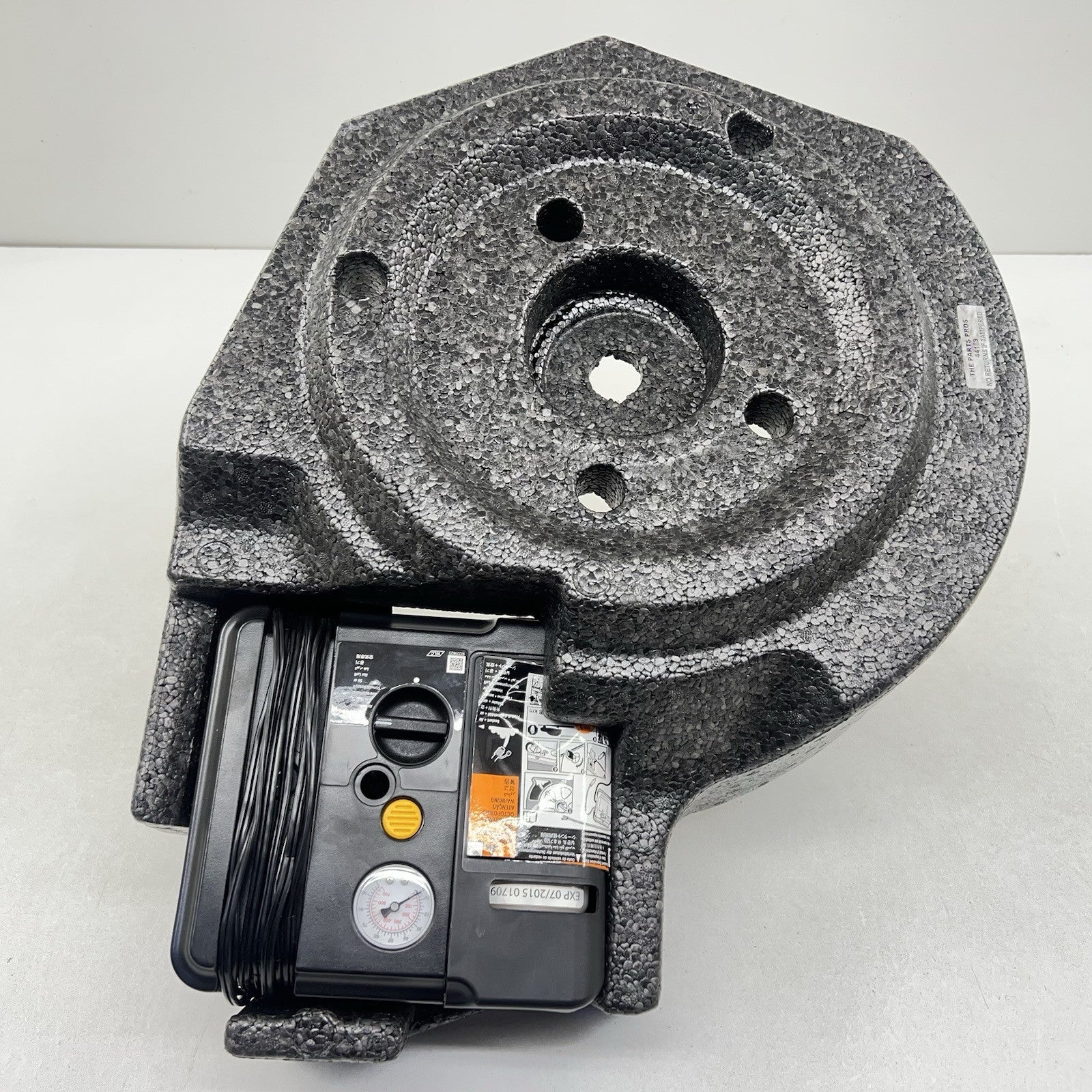 92230763 10-15 CHEVROLET CAMARO SS REAR TRUNK STORAGE FOAM WITH TIRE PUMP 92230763 OEM