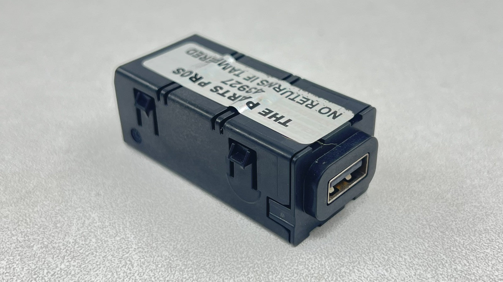 MU5T-19J252-AA / MU5T 19J252 AA / MU5T19J252AA 24-25 FORD MUSTANG GT FRONT USB PORT CHARGE PORT MU5T-19J252-AA OEM