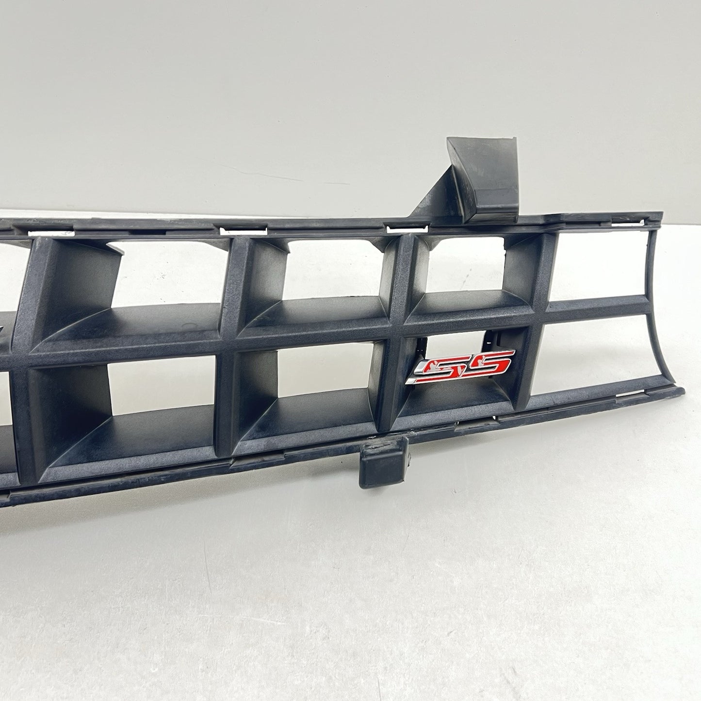 92242526 10-13 CHEVROLET CAMARO SS FRONT BUMPER UPPER GRILLE GRILL TRIM 92242526 OEM