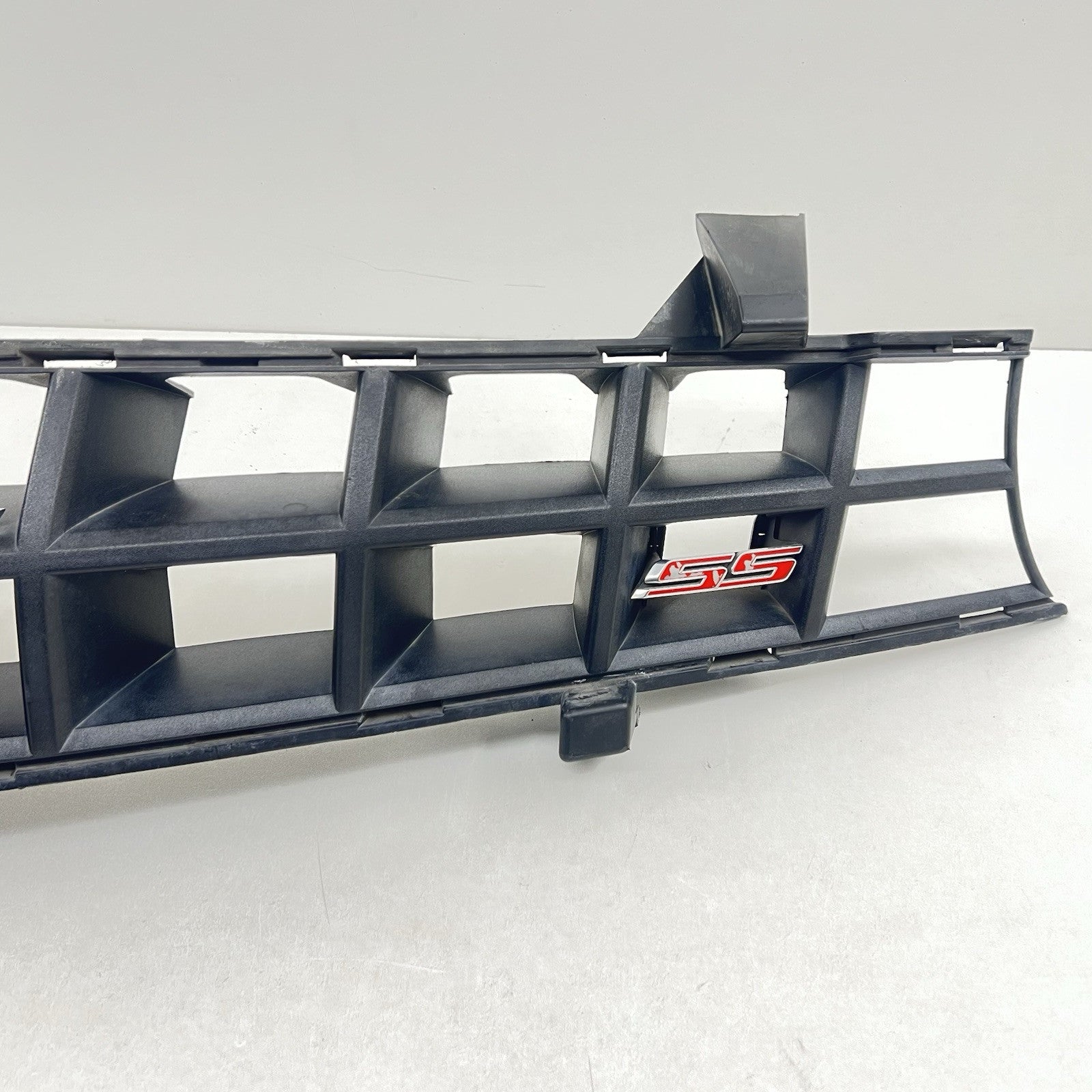 92242526 10-13 CHEVROLET CAMARO SS FRONT BUMPER UPPER GRILLE GRILL TRIM 92242526 OEM