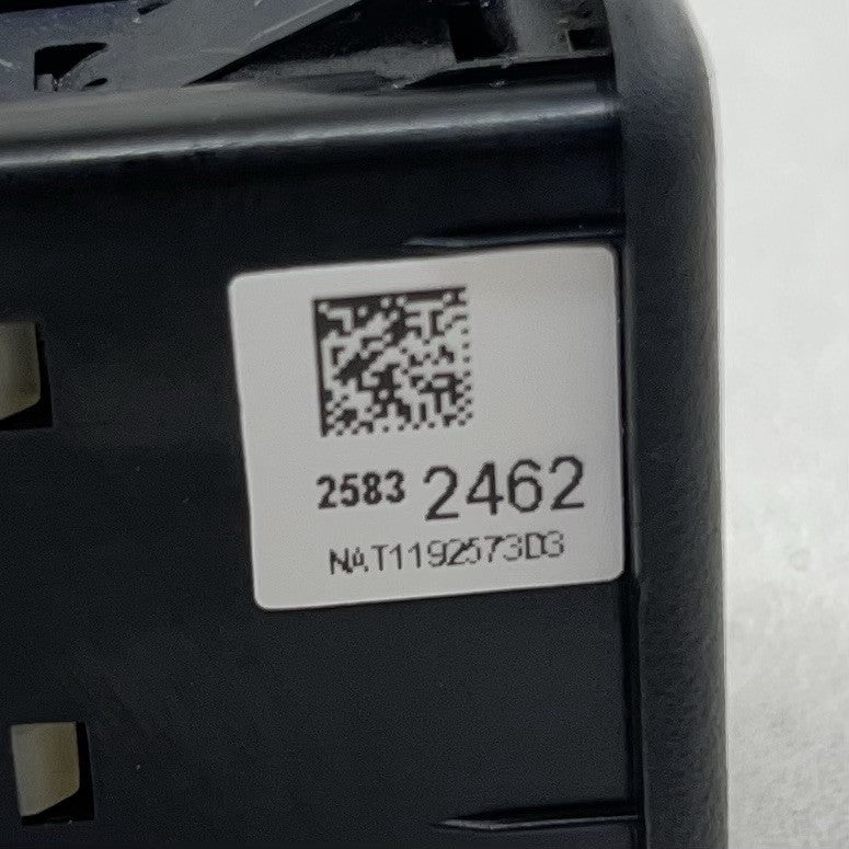 25832462 10-11 CHEVROLET CAMARO SS CENTER CONSOLE USB PORT SOCKET 25832462 OEM