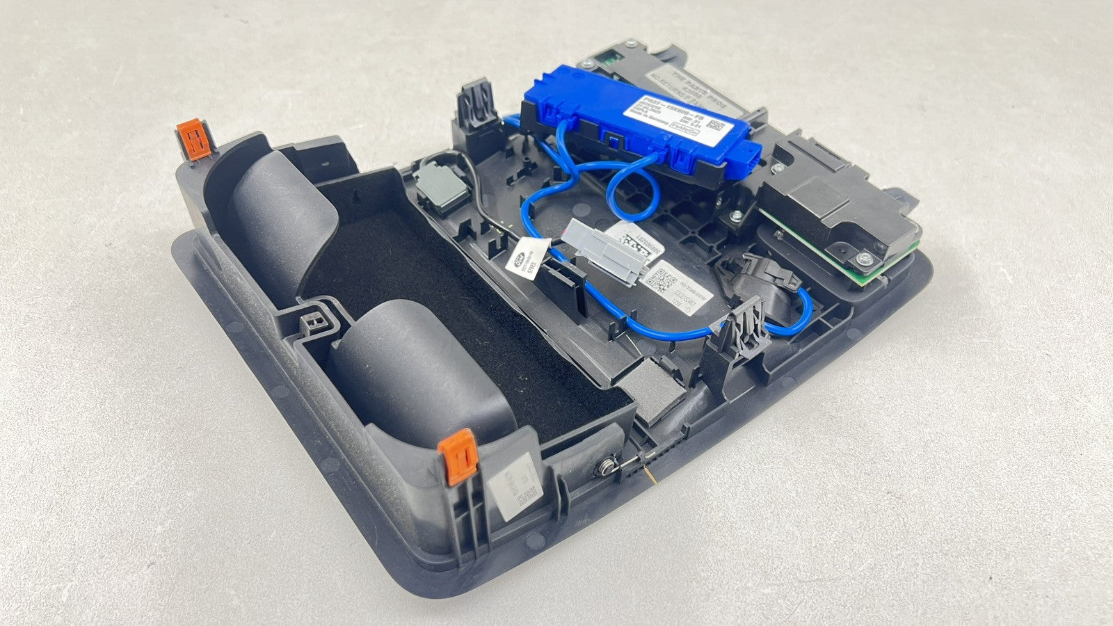 PR3B-C519A58-AAAW / PR3B C519A58 AAAW / PR3BC519A58AAAW 24-25 FORD MUSTANG GT FRONT OVERHEAD CONSOLE DOME READING LIGHT 