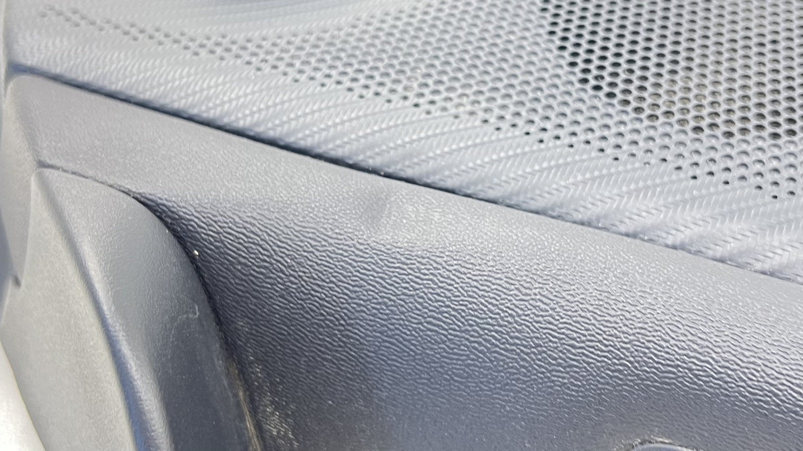 PR3B-C23943-GM319W / PR3B C23943 GM319W / PR3BC23943GM319W 24-25 FORD MUSTANG DARK HORSE DRIVER LEFT DOOR PANEL TRIM LEA