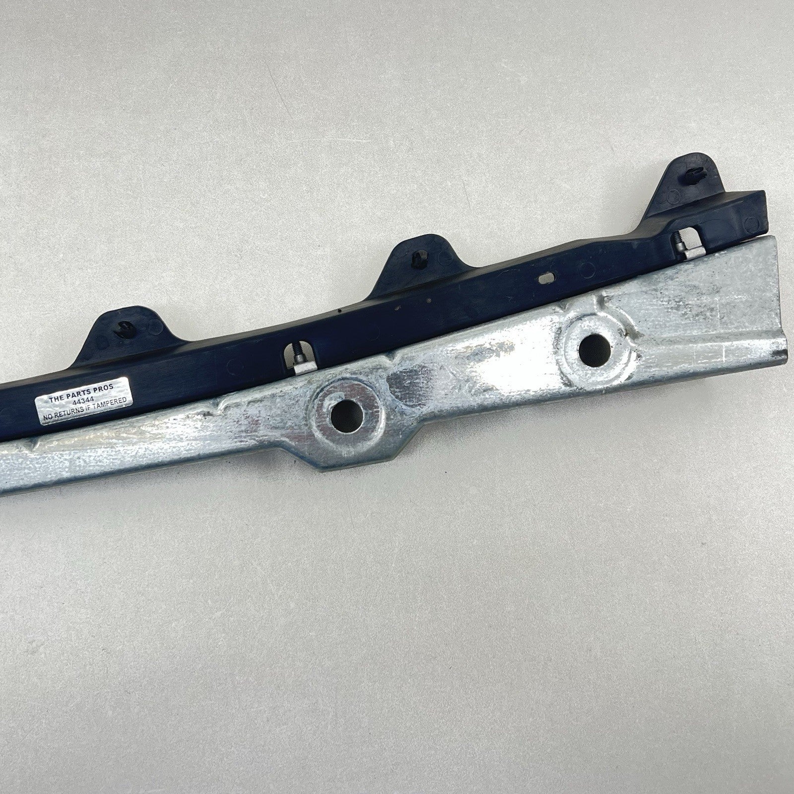 10256973 01-04 CORVETTE C5 Z06 FRONT UPPER FASCIA RETAINER SUPPORT BRACKET 10256973 OEM