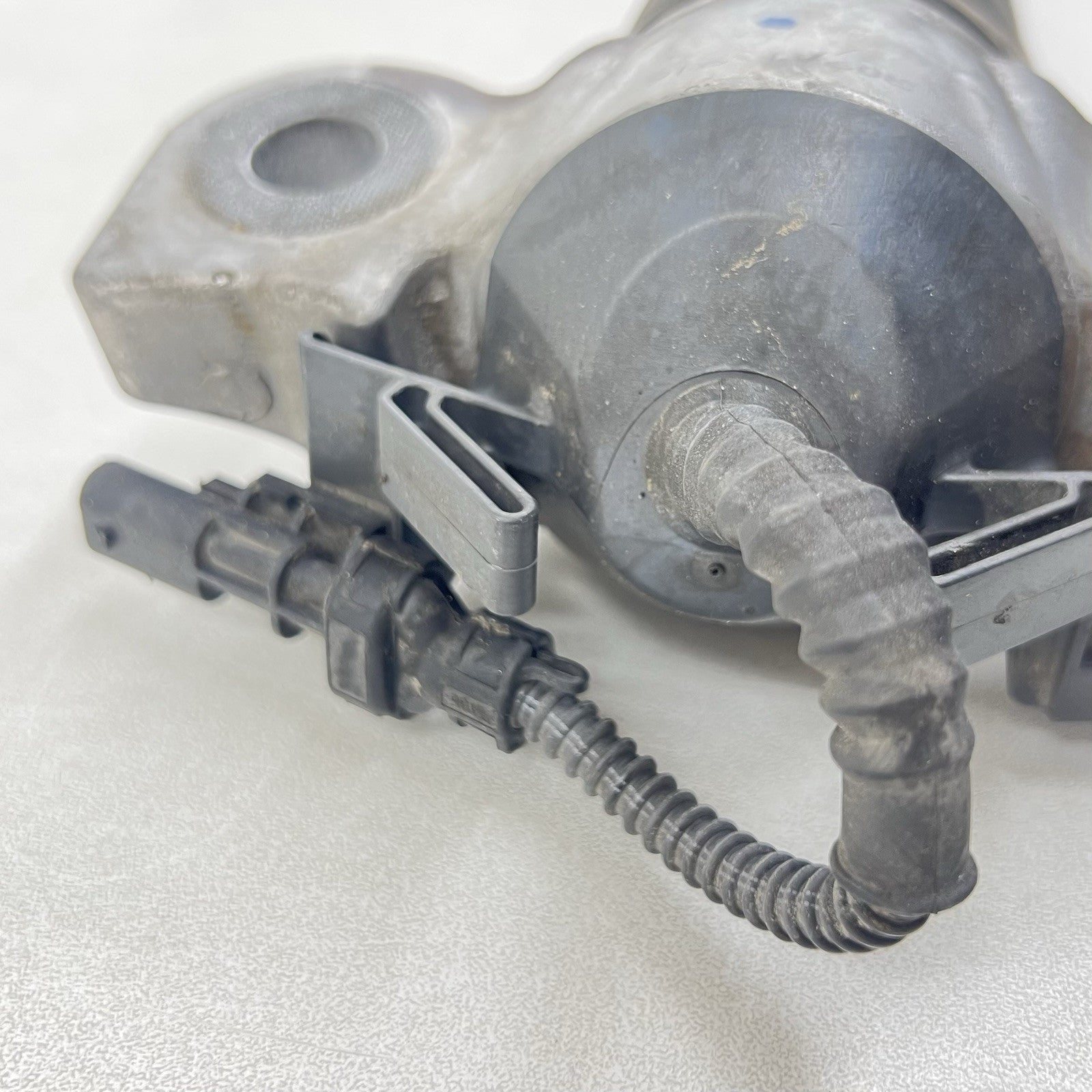 KR3C-18W003-TA / KR3C 18W003 TA / KR3C18W003TA 24-25 FORD MUSTANG DARK HORSE LEFT REAR SHOCK ABSORBER KR3C-18W003-TA OEM