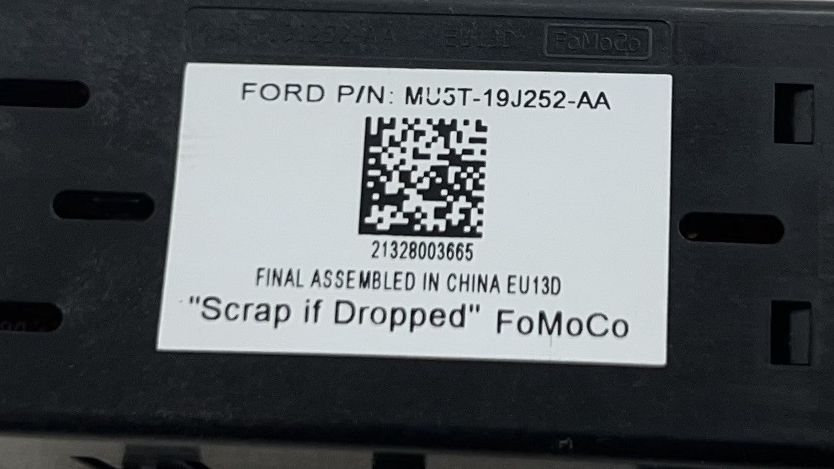 MU5T-19J252-AA / MU5T 19J252 AA / MU5T19J252AA 24-25 FORD MUSTANG GT FRONT USB PORT CHARGE PORT MU5T-19J252-AA OEM