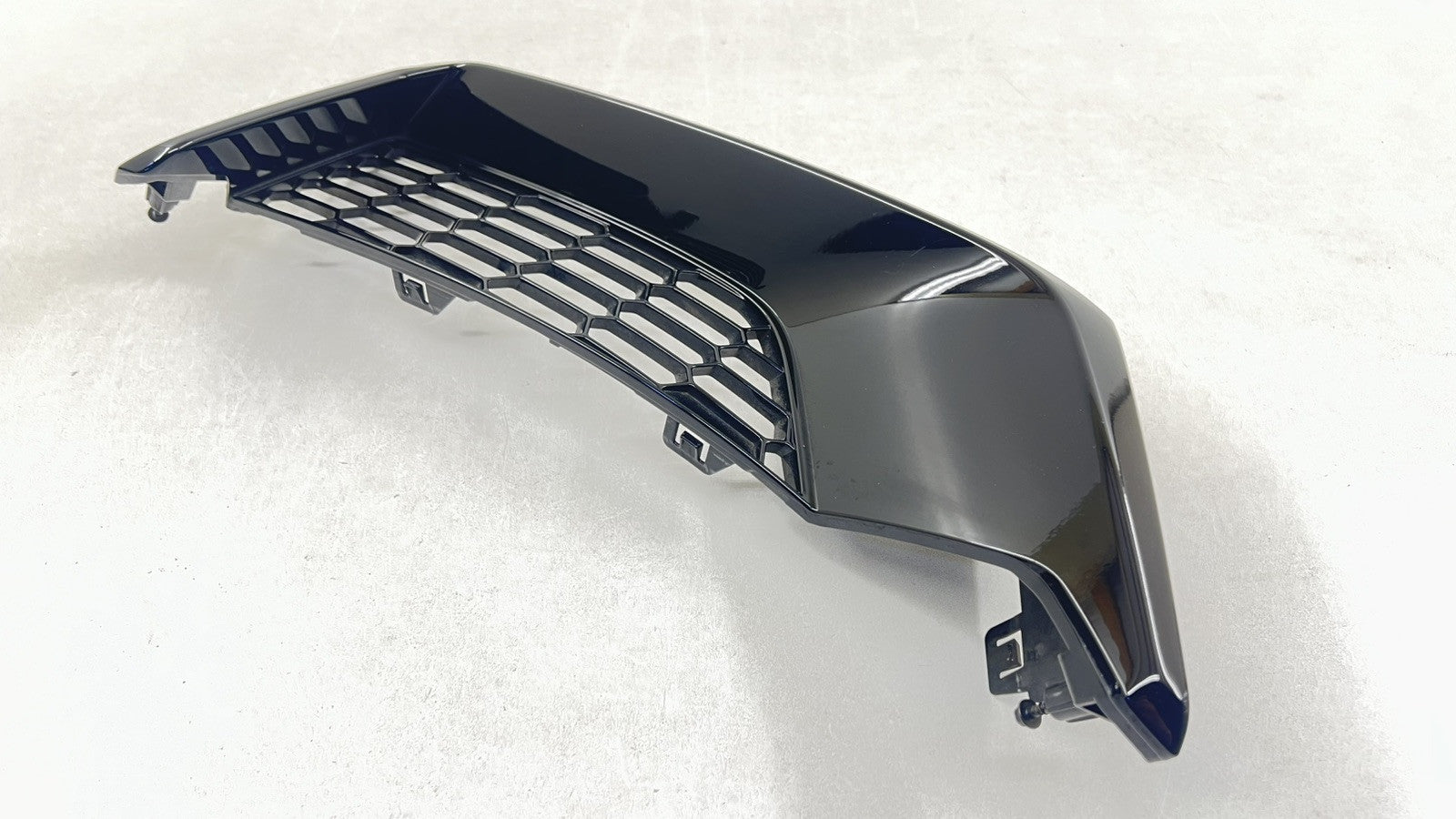 PR3B-8D041-BA / PR3B 8D041 BA / PR3B8D041BA 24-25 FORD MUSTANG DARK HORSE LEFT FRONT BUMPER LOWER GRILLE AIR VENT TRIM O