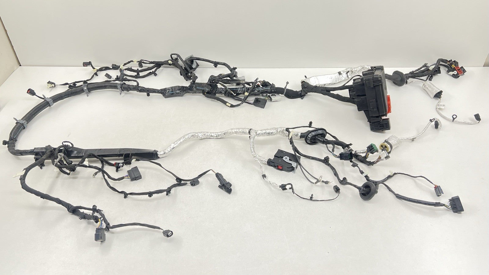 PR3T-14290 / PR3T 14290 / PR3T14290 2024 FORD MUSTANG GT ENGINE BAY WIRE HARNESS CABLE W/ FUSE BOX PR3T-14290-PE OEM