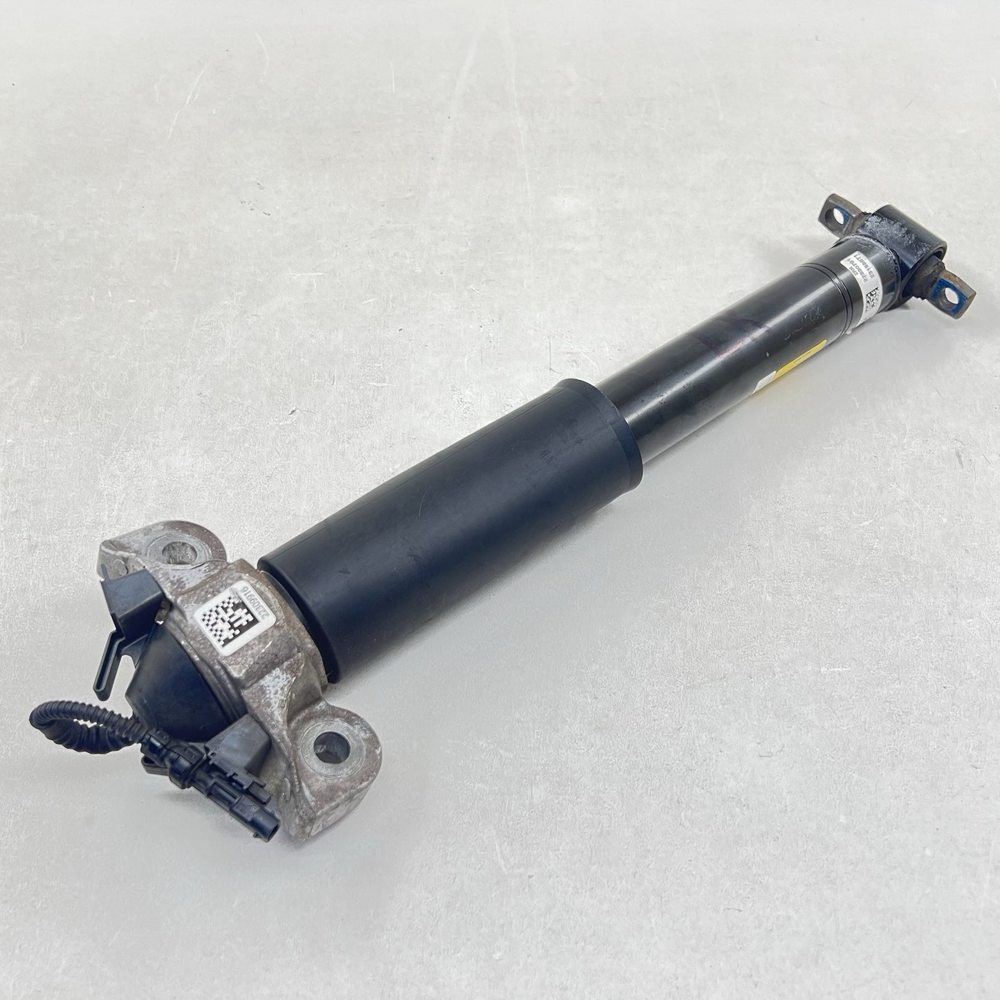 KR3C-18W003-TA / KR3C 18W003 TA / KR3C18W003TA 24-25 FORD MUSTANG DARK HORSE LEFT REAR SHOCK ABSORBER KR3C-18W003-TA OEM