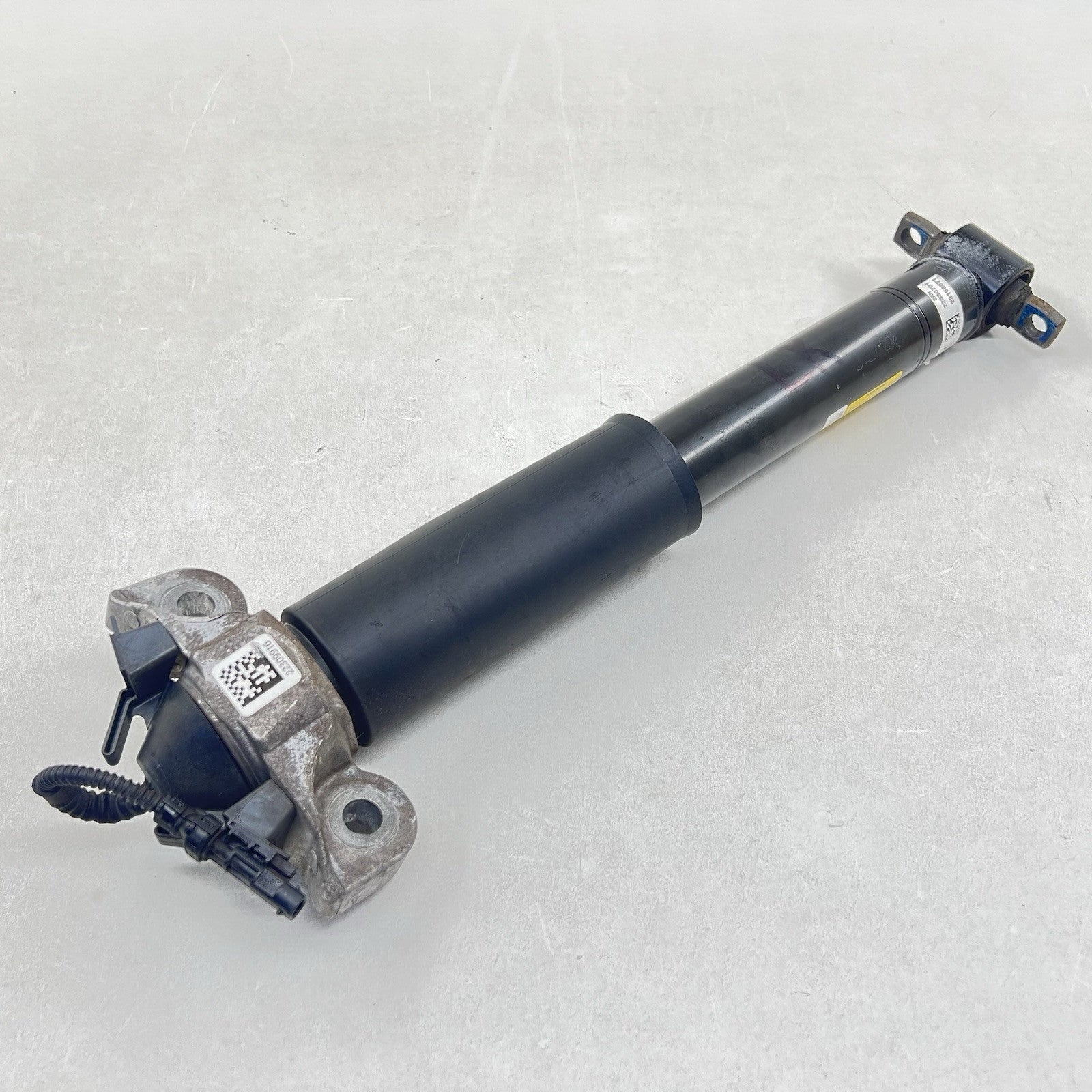 KR3C-18W003-TA / KR3C 18W003 TA / KR3C18W003TA 24-25 FORD MUSTANG DARK HORSE LEFT REAR SHOCK ABSORBER KR3C-18W003-TA OEM