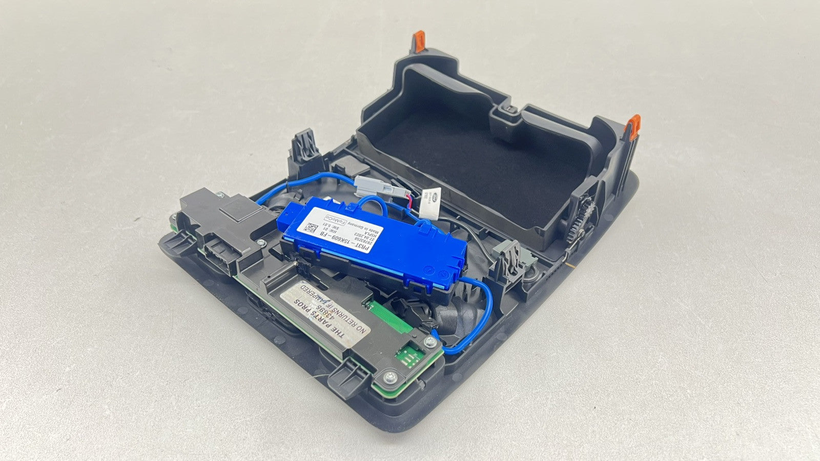 PR3B-C519A58-AAAW / PR3B C519A58 AAAW / PR3BC519A58AAAW 24-25 FORD MUSTANG GT FRONT OVERHEAD CONSOLE DOME READING LIGHT 