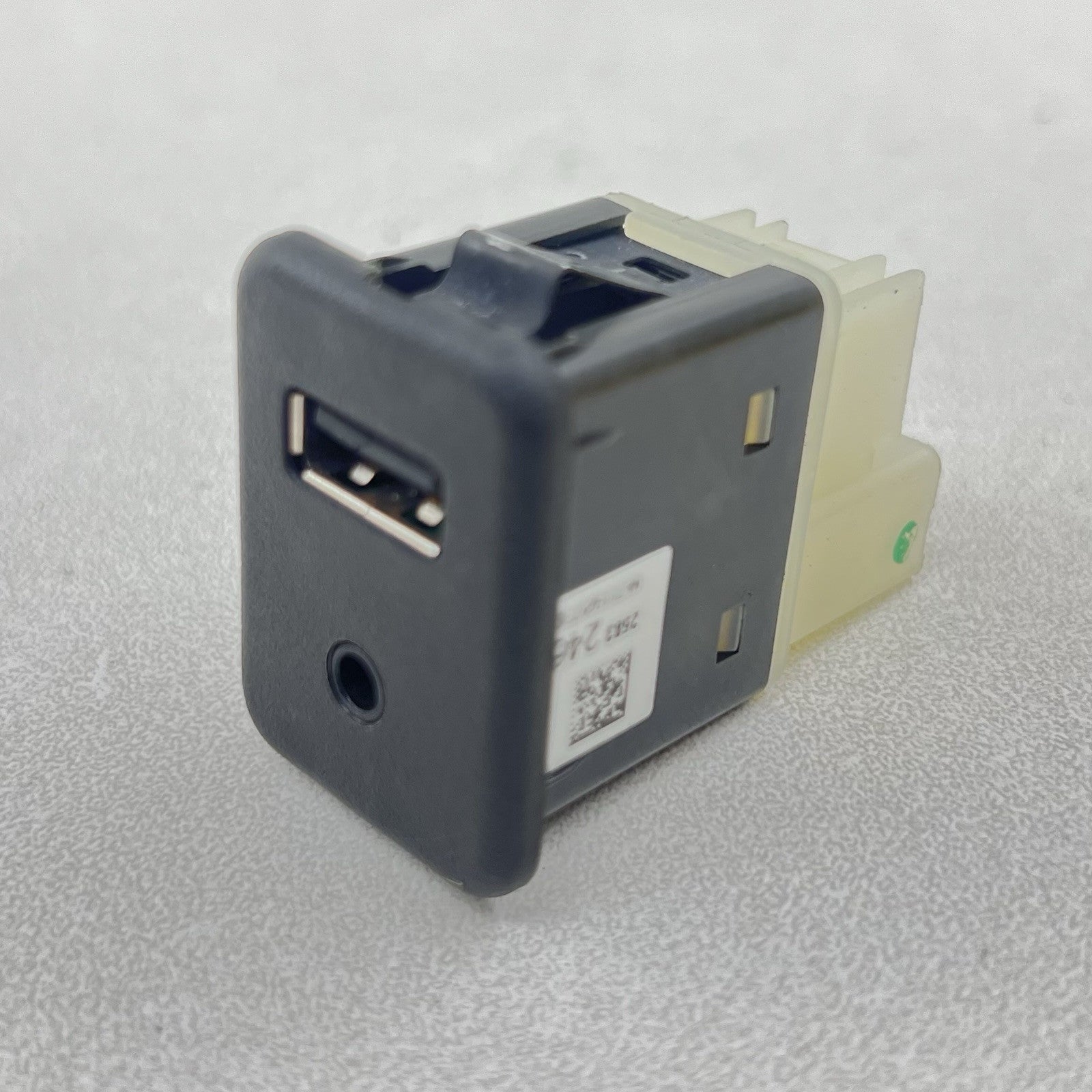 25832462 10-11 CHEVROLET CAMARO SS CENTER CONSOLE USB PORT SOCKET 25832462 OEM